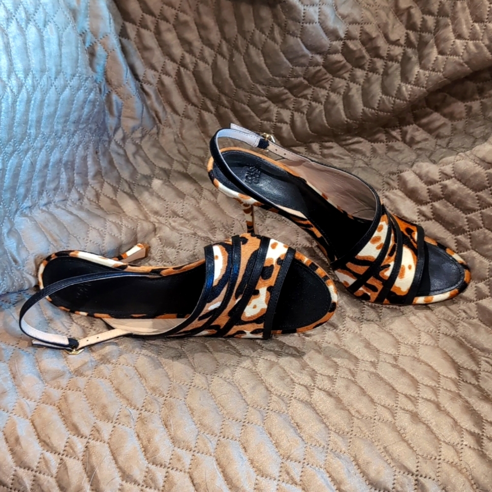 Louise etClE gently used heels 8.5 tan and cream print with black accents